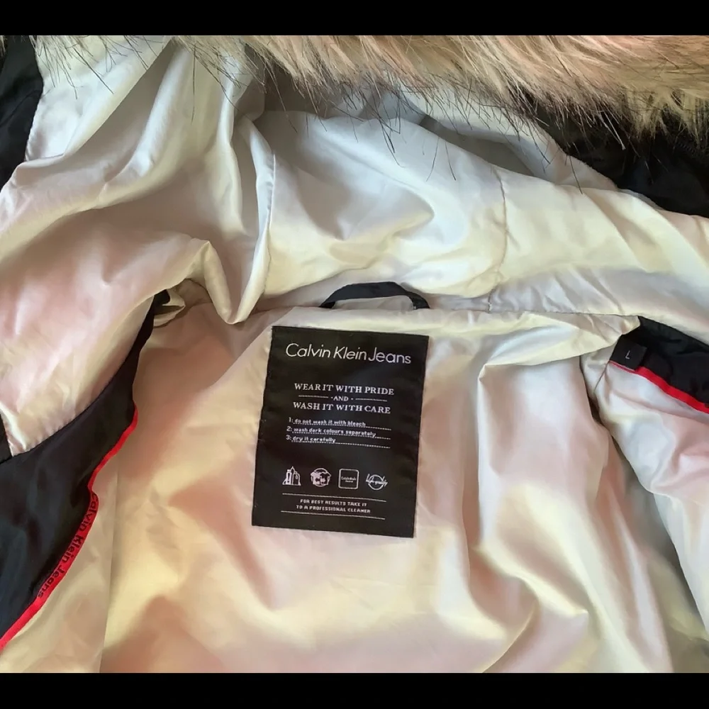 Calvin Klein women’s puffer coat, black. Size large - Picture 4 of 9